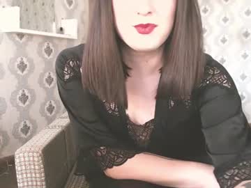 mia_wallase