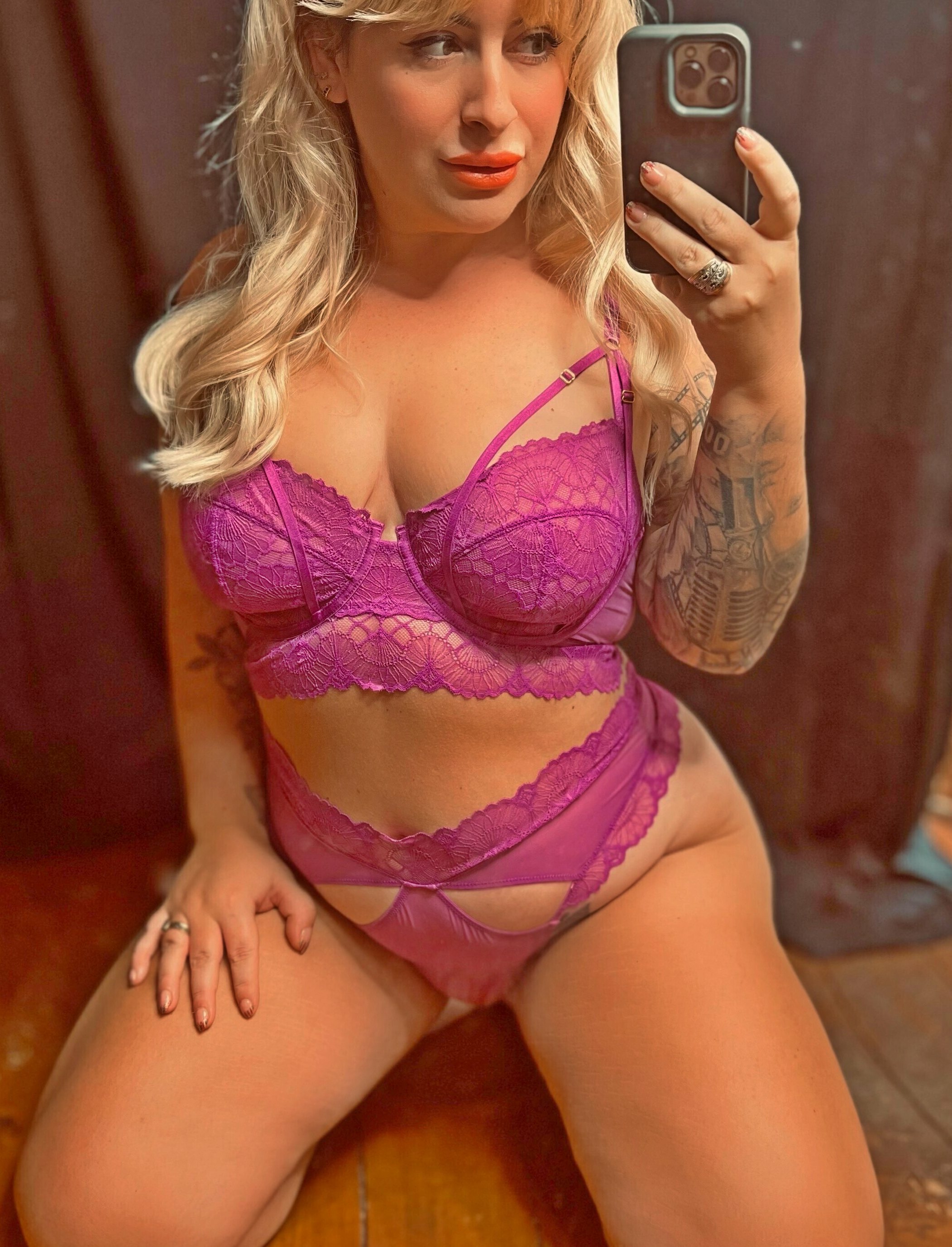 Curvy british milf loves to pose and tease — 32
