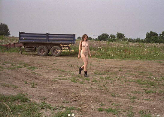 nude in public — 20